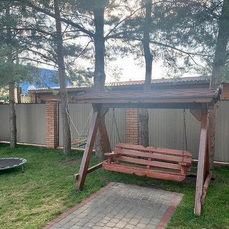 Комфортабельный Коттедж Bed & Breakfast Svityaz' ภายนอก รูปภาพ