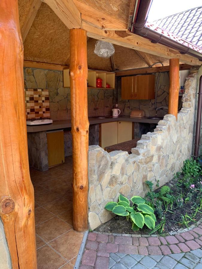 Комфортабельный Коттедж Bed & Breakfast Svityaz' ภายนอก รูปภาพ