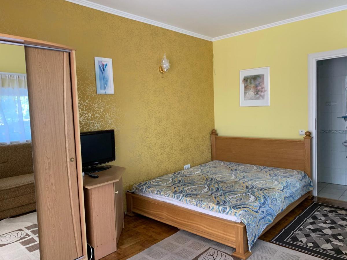 Комфортабельный Коттедж Bed & Breakfast Svityaz' ภายนอก รูปภาพ
