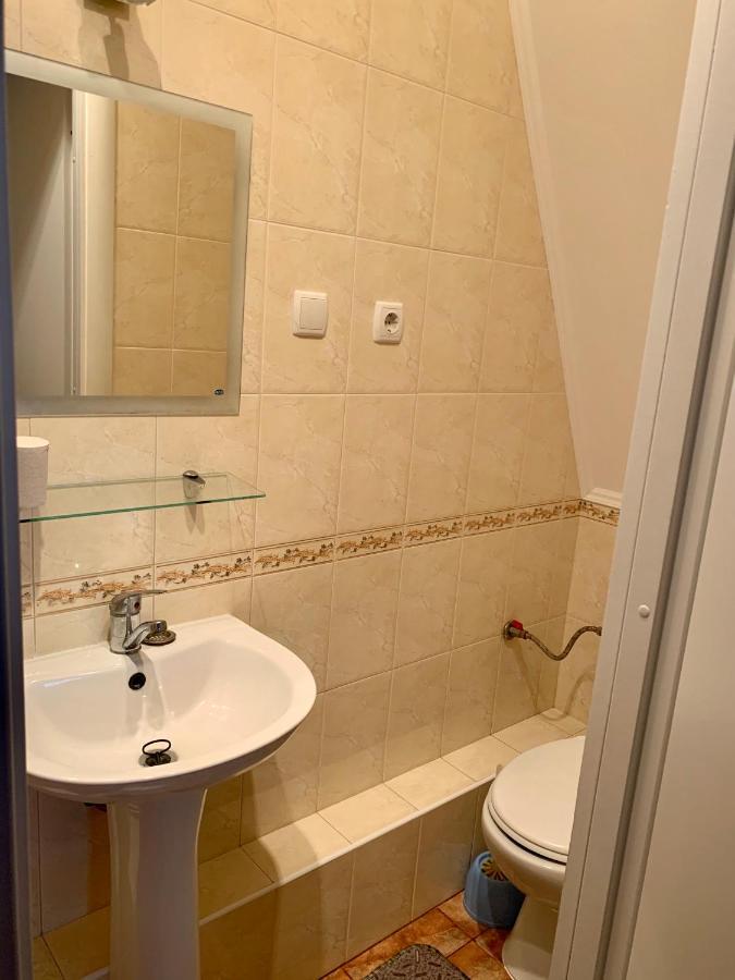 Комфортабельный Коттедж Bed & Breakfast Svityaz' ภายนอก รูปภาพ