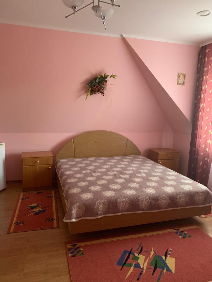 Комфортабельный Коттедж Bed & Breakfast Svityaz' ภายนอก รูปภาพ
