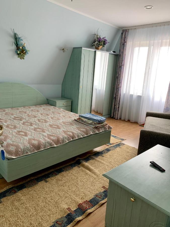 Комфортабельный Коттедж Bed & Breakfast Svityaz' ภายนอก รูปภาพ