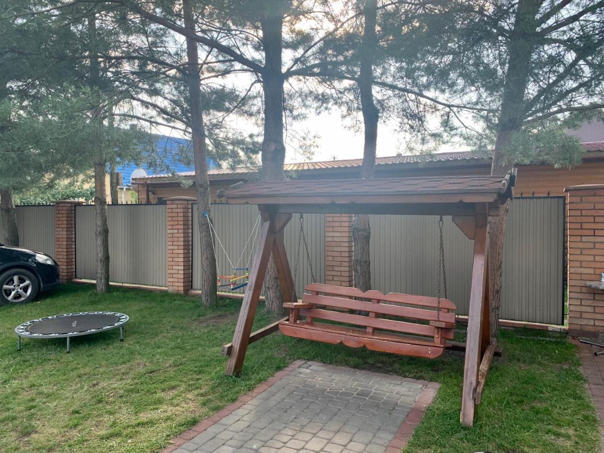 Комфортабельный Коттедж Bed & Breakfast Svityaz' ภายนอก รูปภาพ