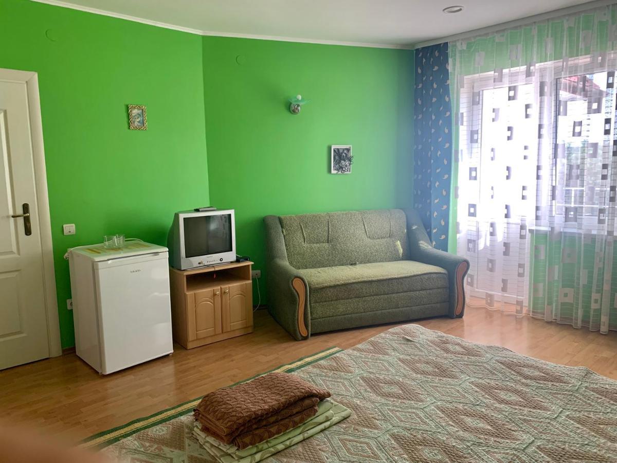 Комфортабельный Коттедж Bed & Breakfast Svityaz' ภายนอก รูปภาพ